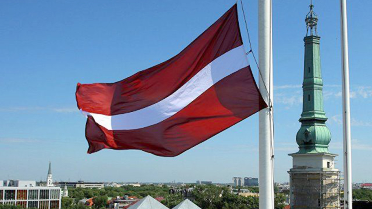 Латвия прекратила выдачу россиянам любых виз