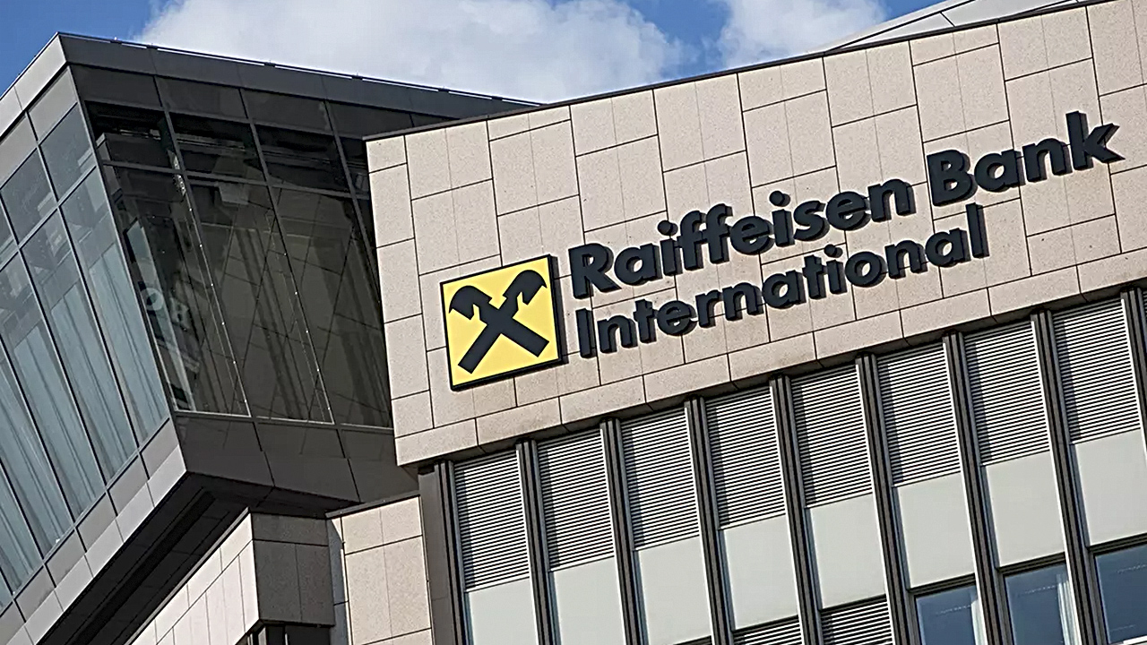 Raiffeisen Bank International откладывает выход из России